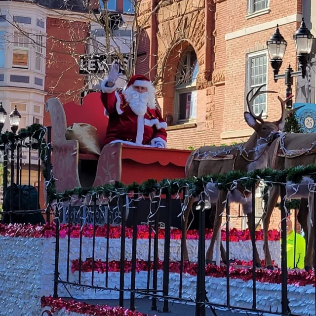 𝐖𝐢𝐥𝐦𝐢𝐧𝐠𝐭𝐨𝐧 𝐉𝐚𝐲𝐜𝐞𝐞𝐬 𝐀𝐧𝐧𝐮𝐚𝐥 𝐂𝐡𝐫𝐢𝐬𝐭𝐦𝐚𝐬 𝐏𝐚𝐫𝐚𝐝𝐞

📌 Saturday, November 29 • 11am
📌 Rodney Square, Downtown Wilmington

For over 60 years, the Wilmington Jaycee’s Annual Christmas Parade has ushered in the holiday season with festive floats, live music, antique cars, local celebrities, and other merry delights.

Parade starts at 11:00 a.m. at 2nd & Market St. and ends at 11th & Market St. near Rodney Square.

𝑭𝒐𝒓 𝒎𝒐𝒓𝒆: delmns.org

inWilmDE.com| #inwilm